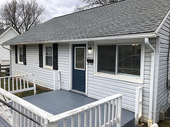 3rd image of 1800 Pimmit Dr