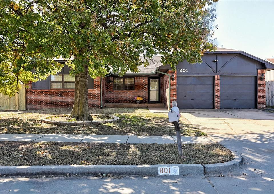 1st image of 801 N Silver Leaf Dr