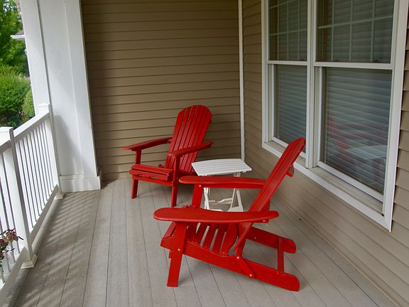 2nd image of 816 NE Redwood Ln