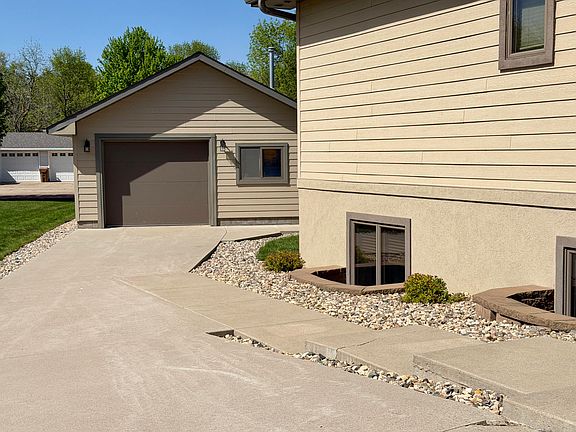 5th image of 689 Nicholas Ct