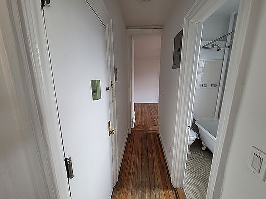 1st image of 33 Bank St APT 23