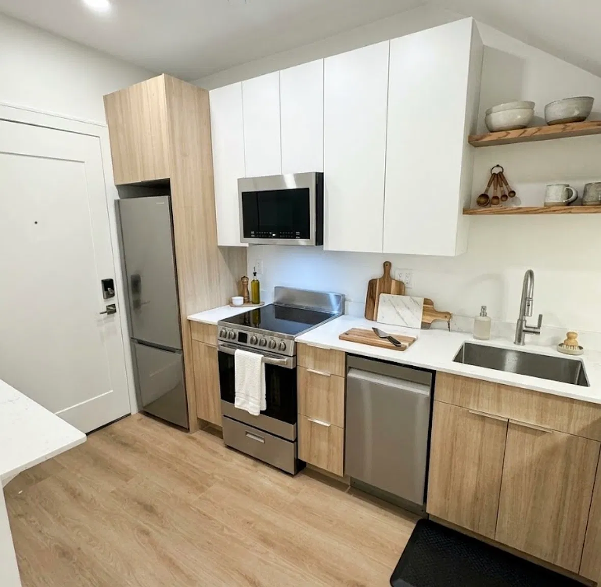 2 bed, 725 sqft, $3,600 — Photo 1