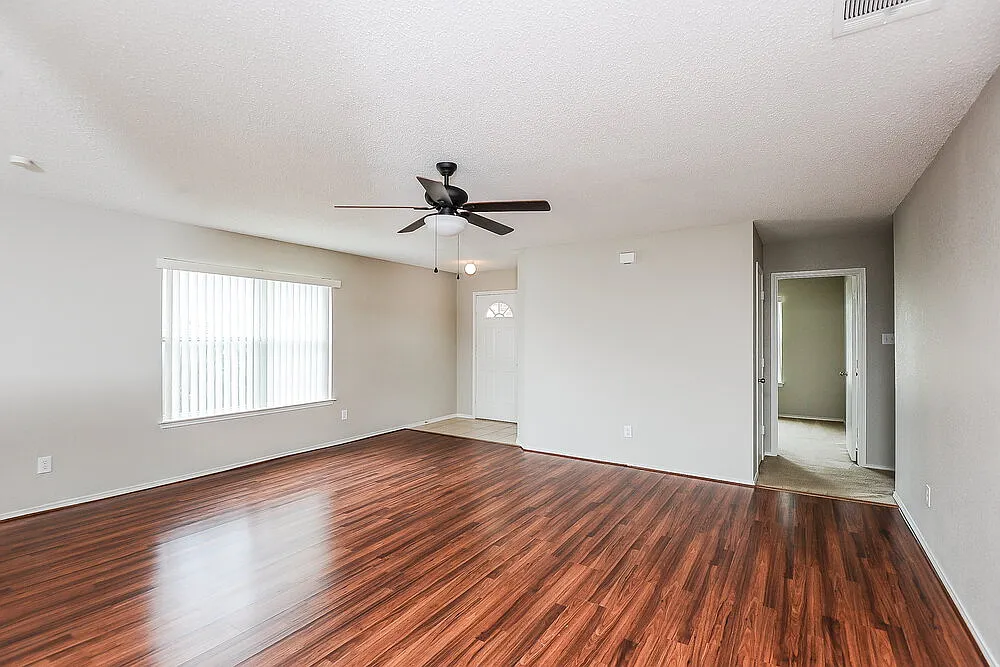 3 bed, 2.0 bath, 1543 sqft, $2,210 — Photo 3
