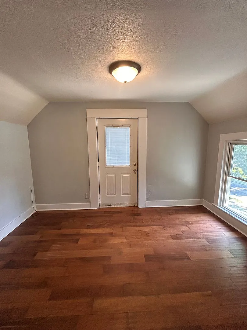 812 Huestis Ave — Photo 2