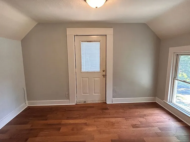 812 Huestis Ave — Photo 2