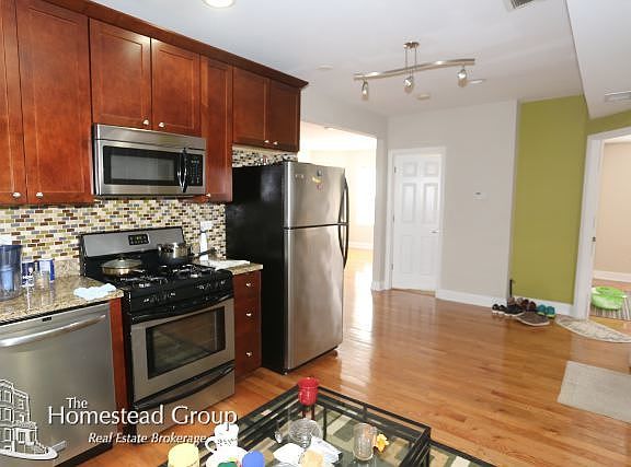 5th image of 2320 W Arthur Ave APT 03
