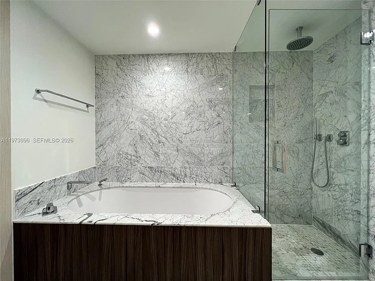 1000 Brickell Plz — Photo 16