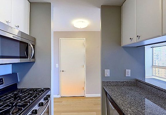 4th image of 260 W 52nd St APT 24E
