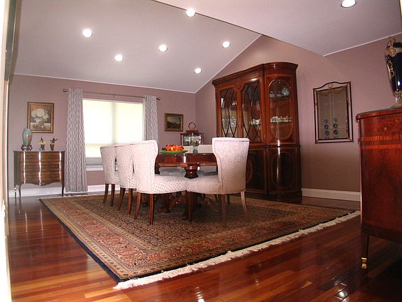 5th image of 37 Doral Dr