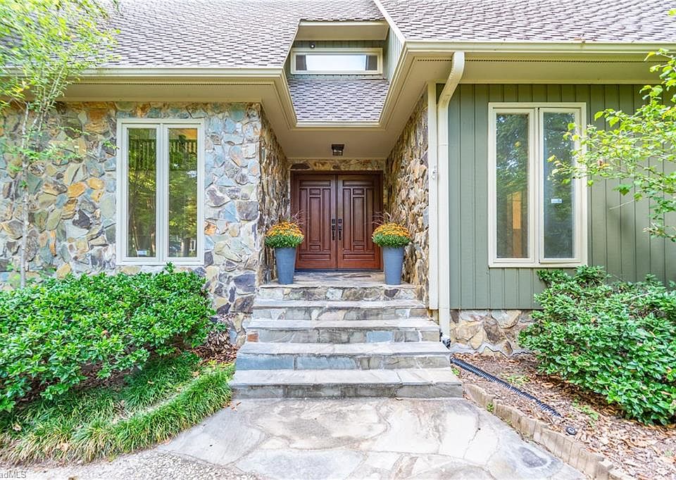 1st image of 2902 Lake Forest Dr