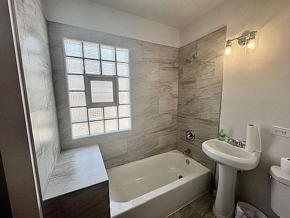 Newly remodeled full bath 