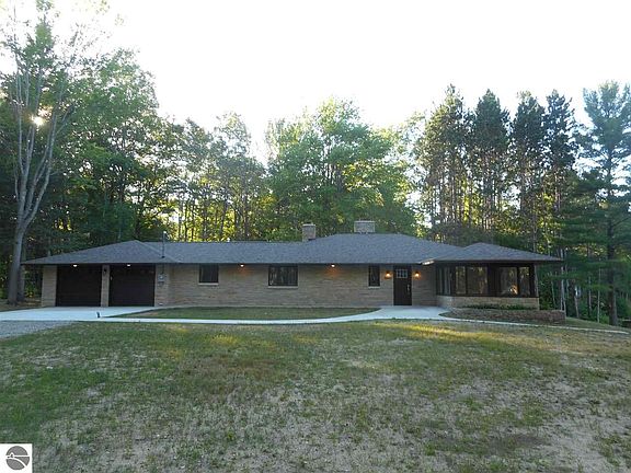 2nd image of 2843 Timber Trl NE