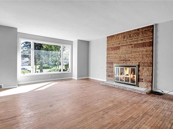4th image of 4202 Vinewood Dr