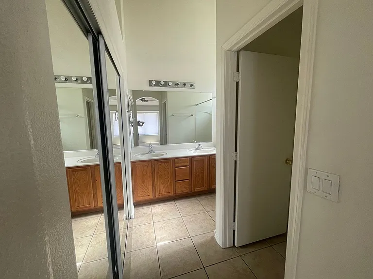 915 W Bowker St — Photo 9