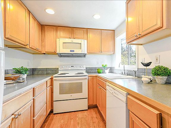 3rd image of 12324 22nd Ave NE