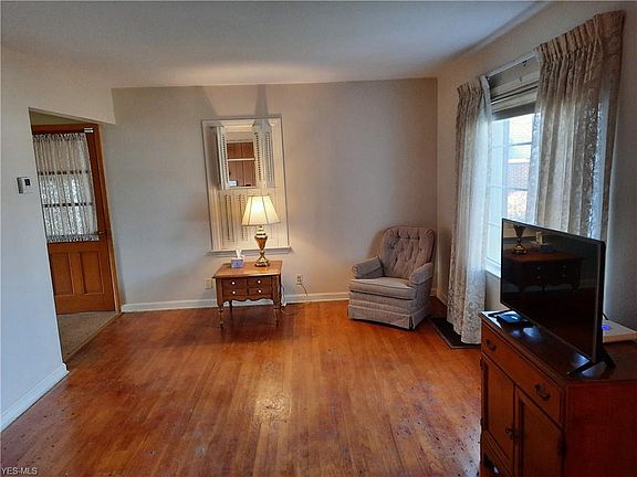 2nd image of 202 Davenport Cir