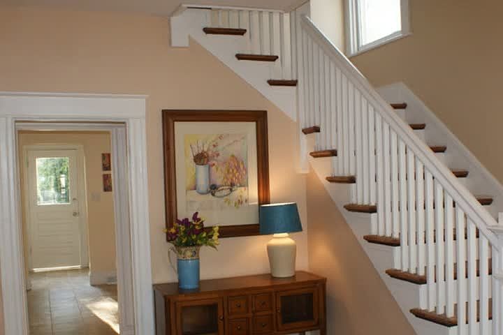 2nd image of 3038 Montrose Ave