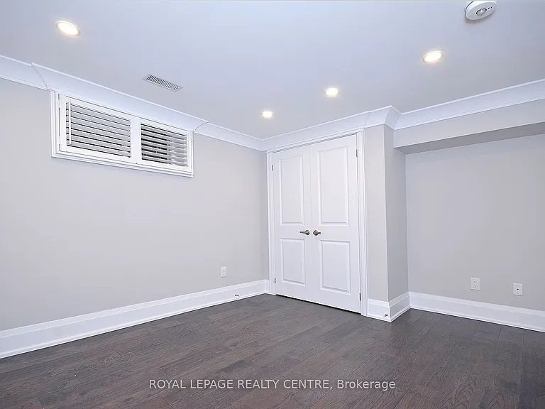 326 Slade Cres #LOWER — Photo 22