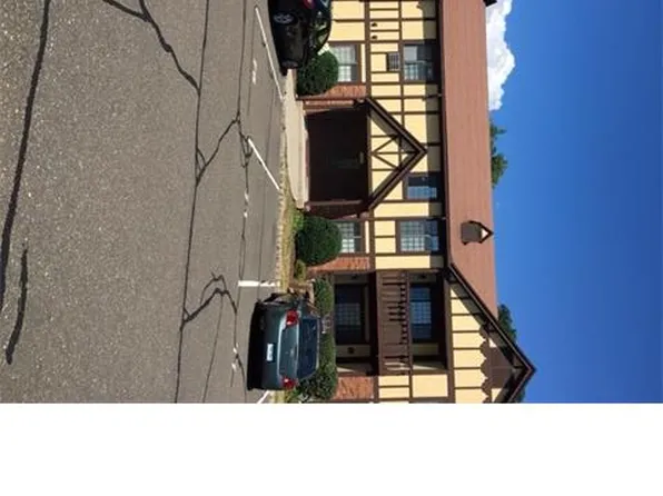 8 Roxbury Ln, Bridgeport, CT 06606