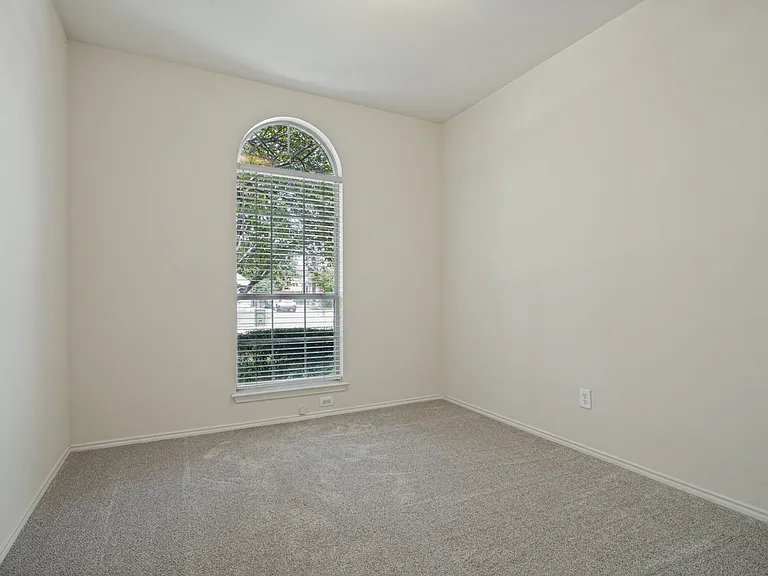 308 Sycamore Dr — Photo 18