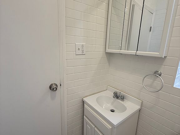 5th image of 1953 65th St #1