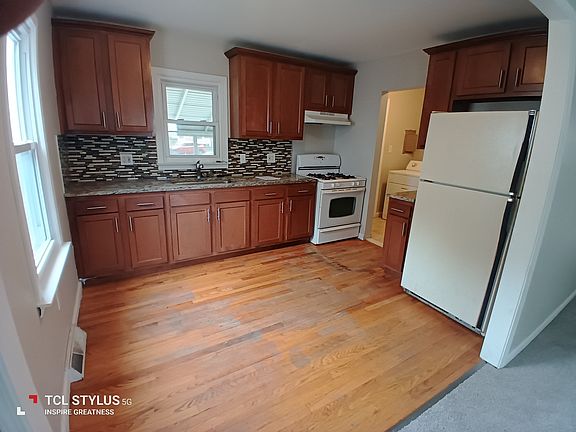 5th image of 32647A Annapolis St