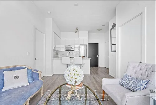 9471 Yonge St Photo 1