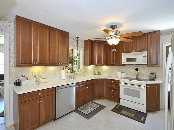 5th image of 120 Woodbine Dr