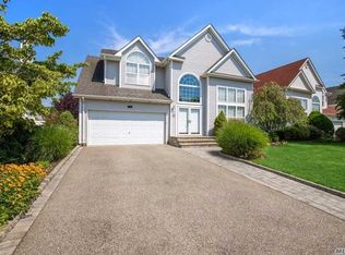 128 Raspberry Ct, Melville, NY 11747