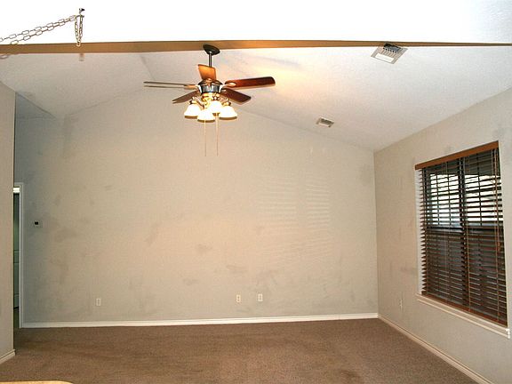 4th image of 903 Rogers Ave