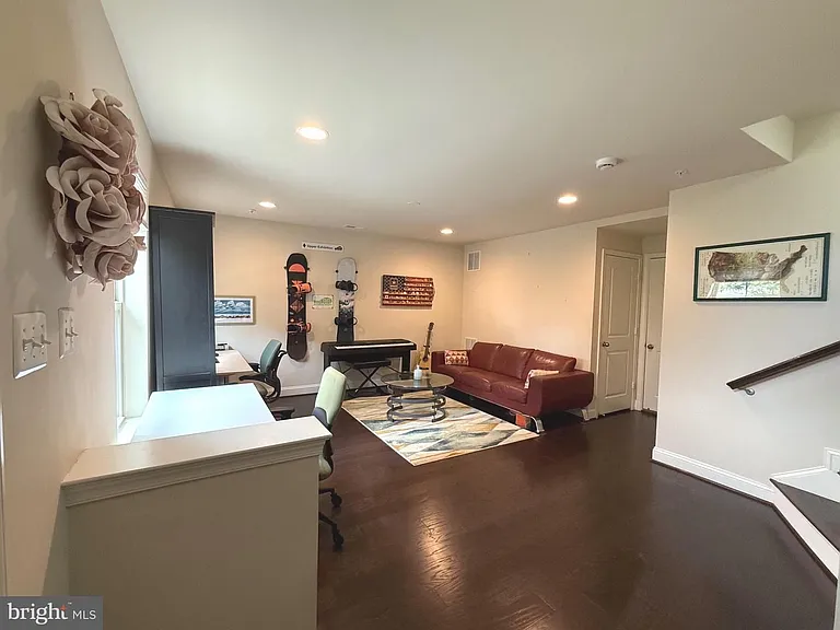104 Vanguard Ln — Photo 2