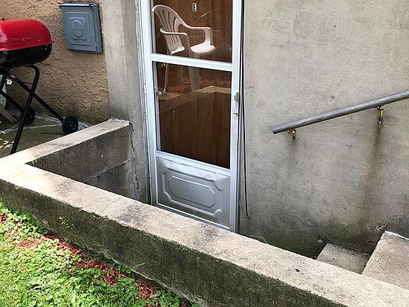 three steps down and you enter in at ground level