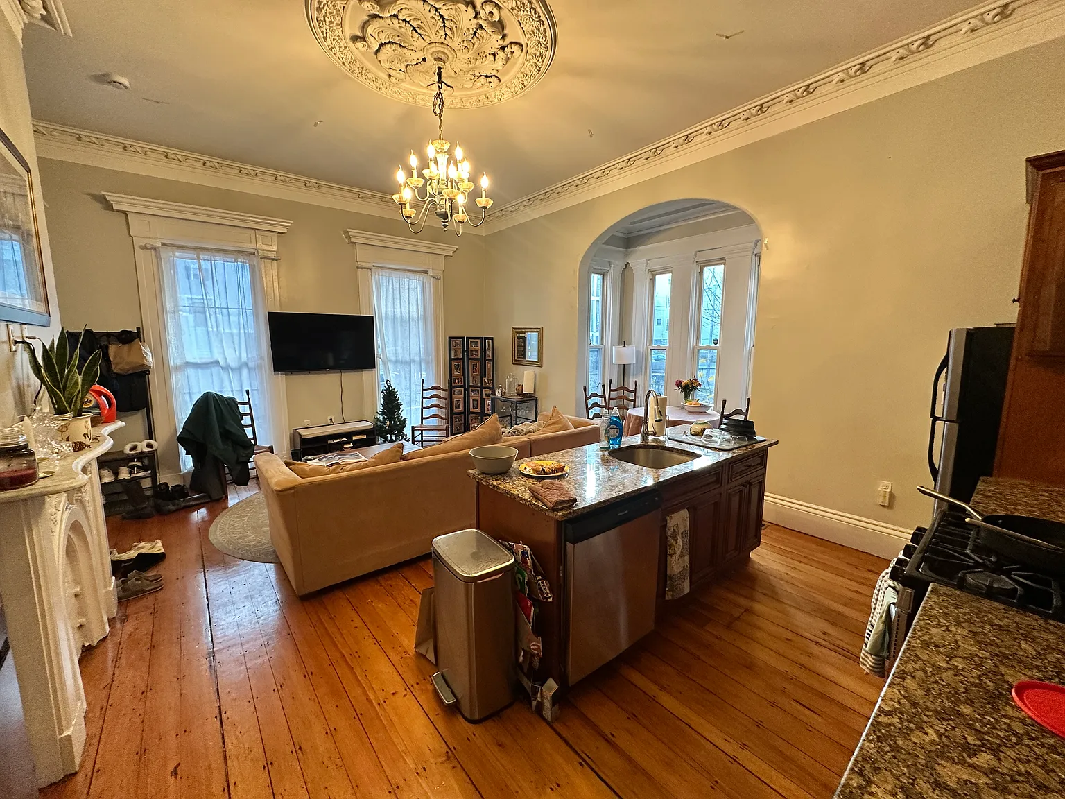 4 bed, 1400 sqft, $5,400 — Photo 2