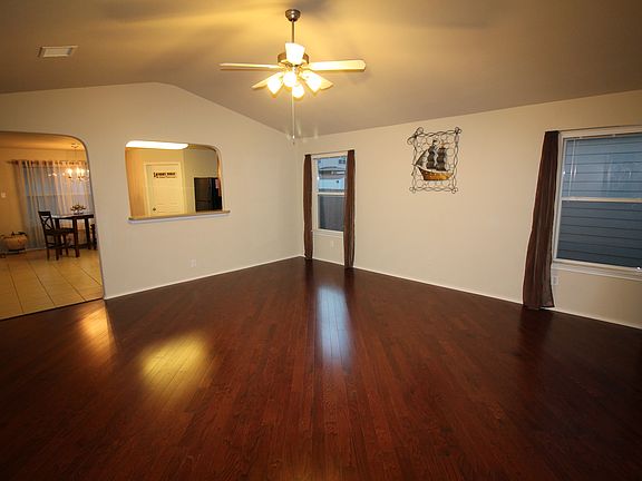 3rd image of 915 Magnolia Fld
