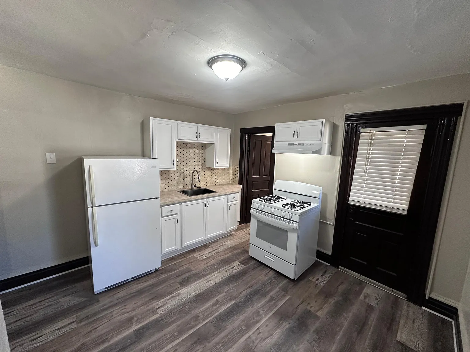 3 bed, 1000 sqft, $1,350 — Photo 3
