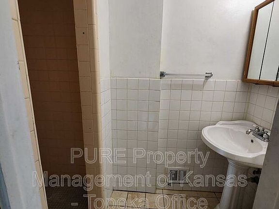 4th image of 1239 SW Oakley Ave APT 2
