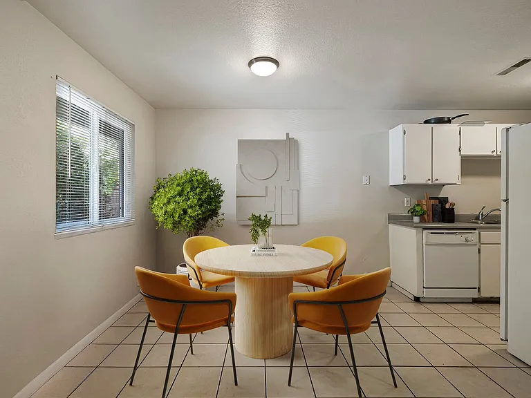 435 Maple St — Photo 4