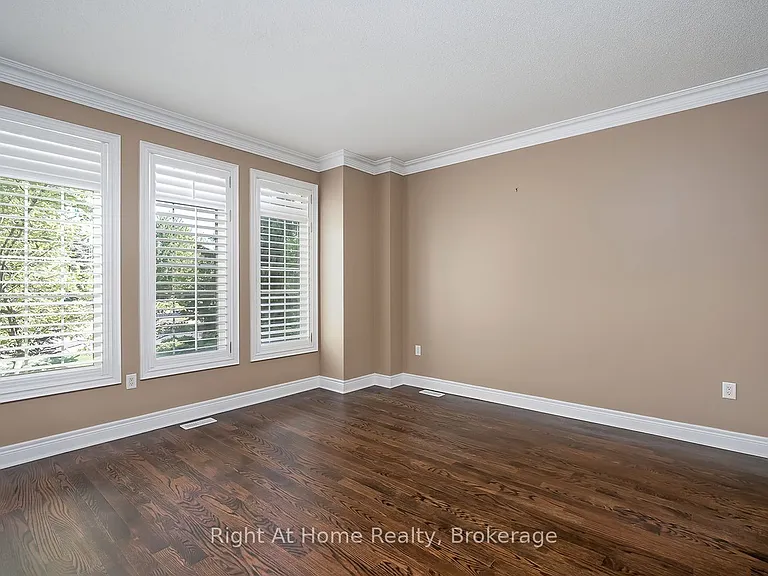 2096 Bingley Cres — Photo 5