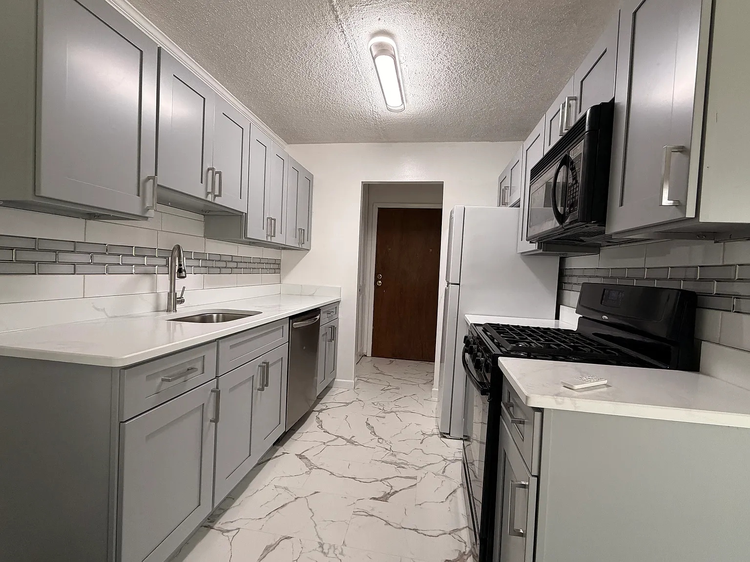 2 bed, 1.5 bath, 909 sqft, $1,800 — Photo 2