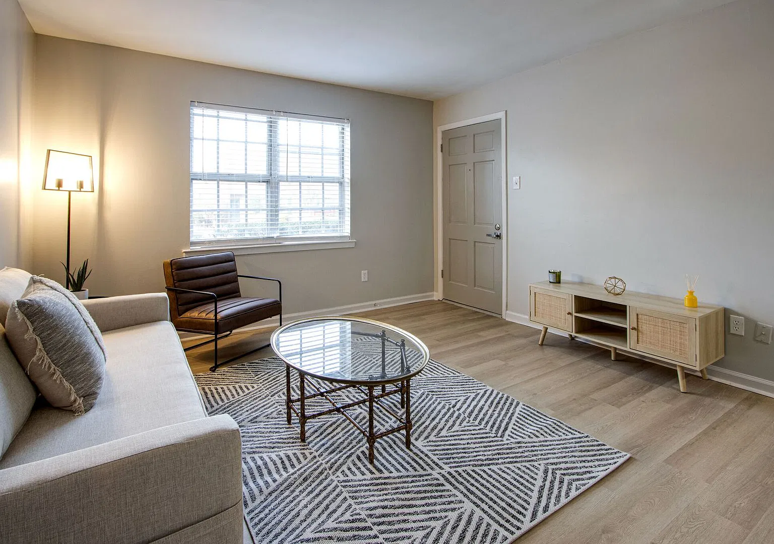 2 bed, 1000 sqft, $1,350 — Photo 1