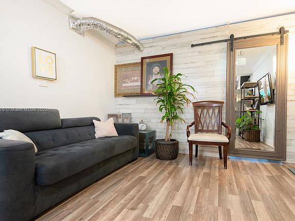 3rd image of 980 NE 170th St APT 218
