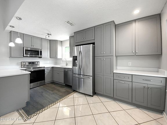 5th image of 4372 BERGHLEY Court S