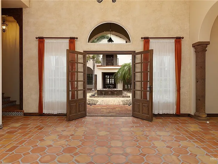 2304 Antigua Dr — Photo 12