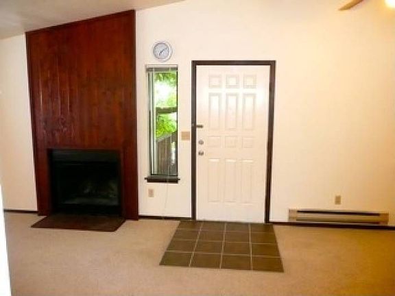 Livingroom w/ fireplace
