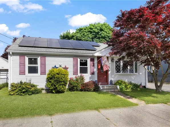 22 Mayfield St, Pawtucket, RI 02861