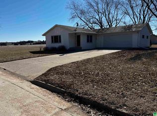 716 Tomahawk St, Cherokee, IA 51012