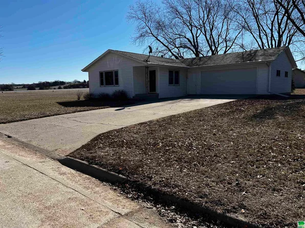 716 Tomahawk St, Cherokee, IA 51012