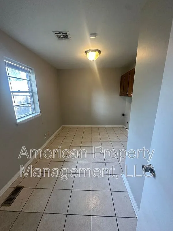 3 bed, 2.0 bath, 1870 sqft, $1,700 — Photo 4