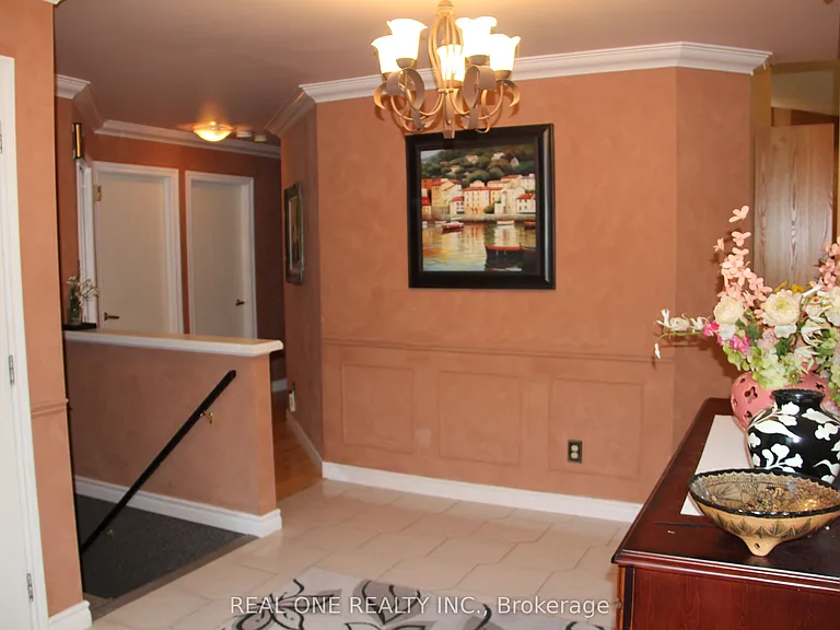 1019 Aldersbrook Rd — Photo 3