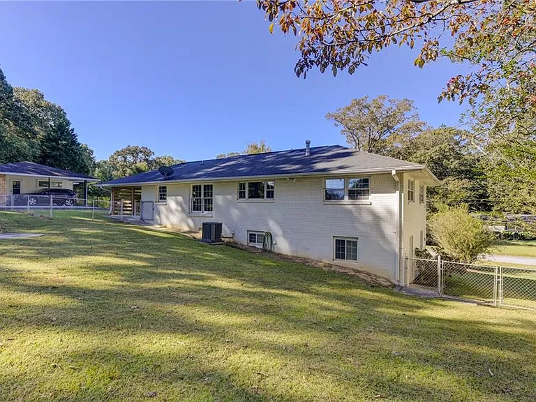2325 Elmwood Cir SE — Photo 34